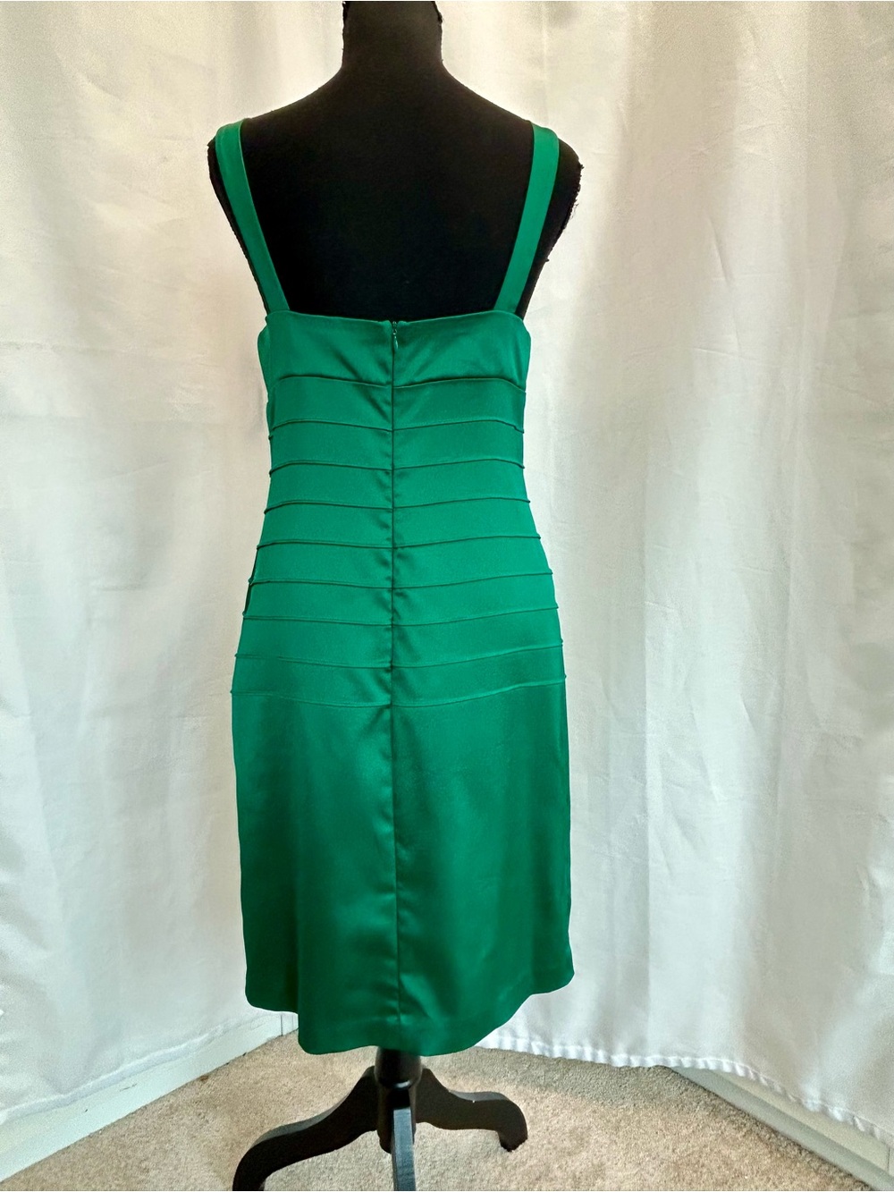 Sleeveless V-Neck Emerald Green Bodycon Dress - Picture 4 of 11